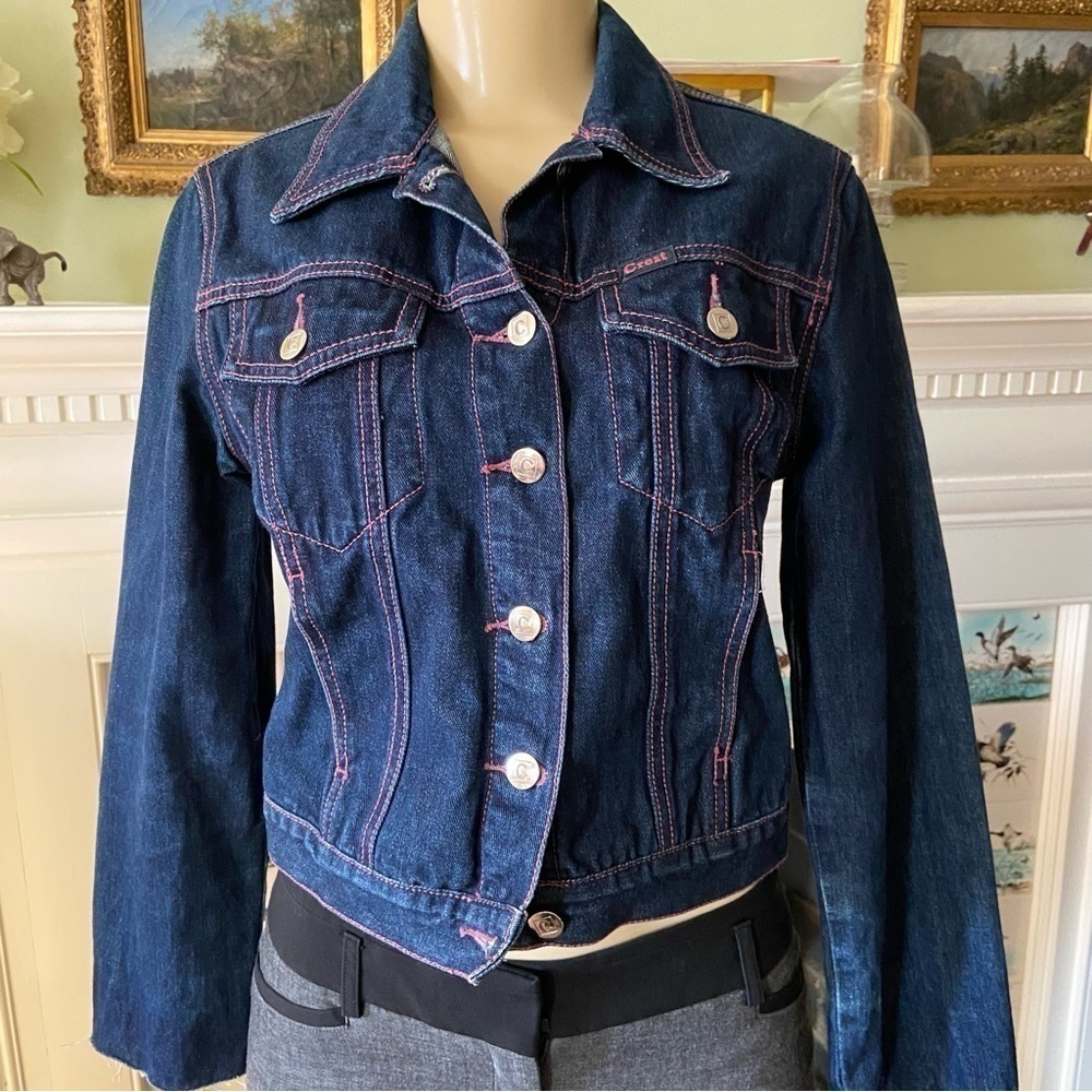 𝅺CREST denim jacket with sassy threading. Never out of style. Durable and chic.